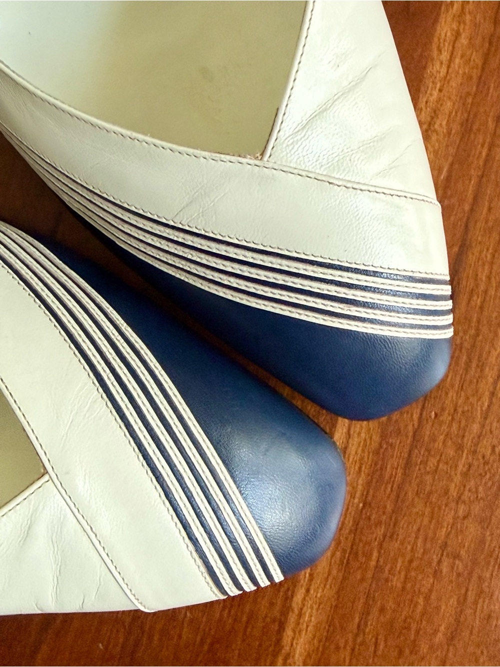 Bruno MAGLI 7.5 White & Navy Pinstripe Slingback Pumps Vintage - Picture 5 of 11